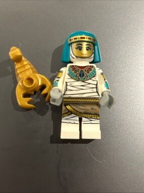 Lego mummy queen w gold scorpion